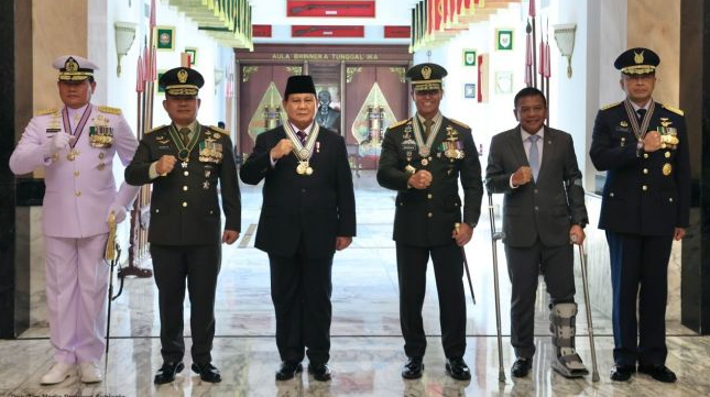 Menhan Prabowo Dapat Empat Bintang Kehormatan Utama dari TNI